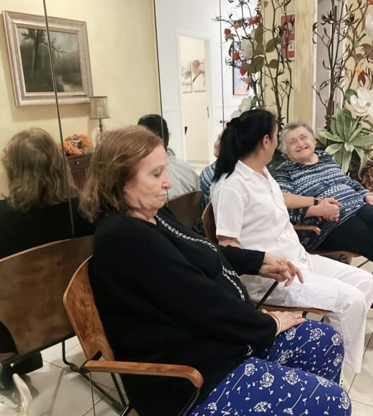 gerocultora con usuarias gerocultora con usuarias